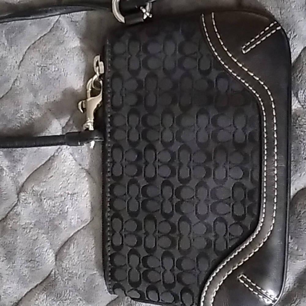 🔇 Sale $10 Coach Wristlet - Picture 5 of 7